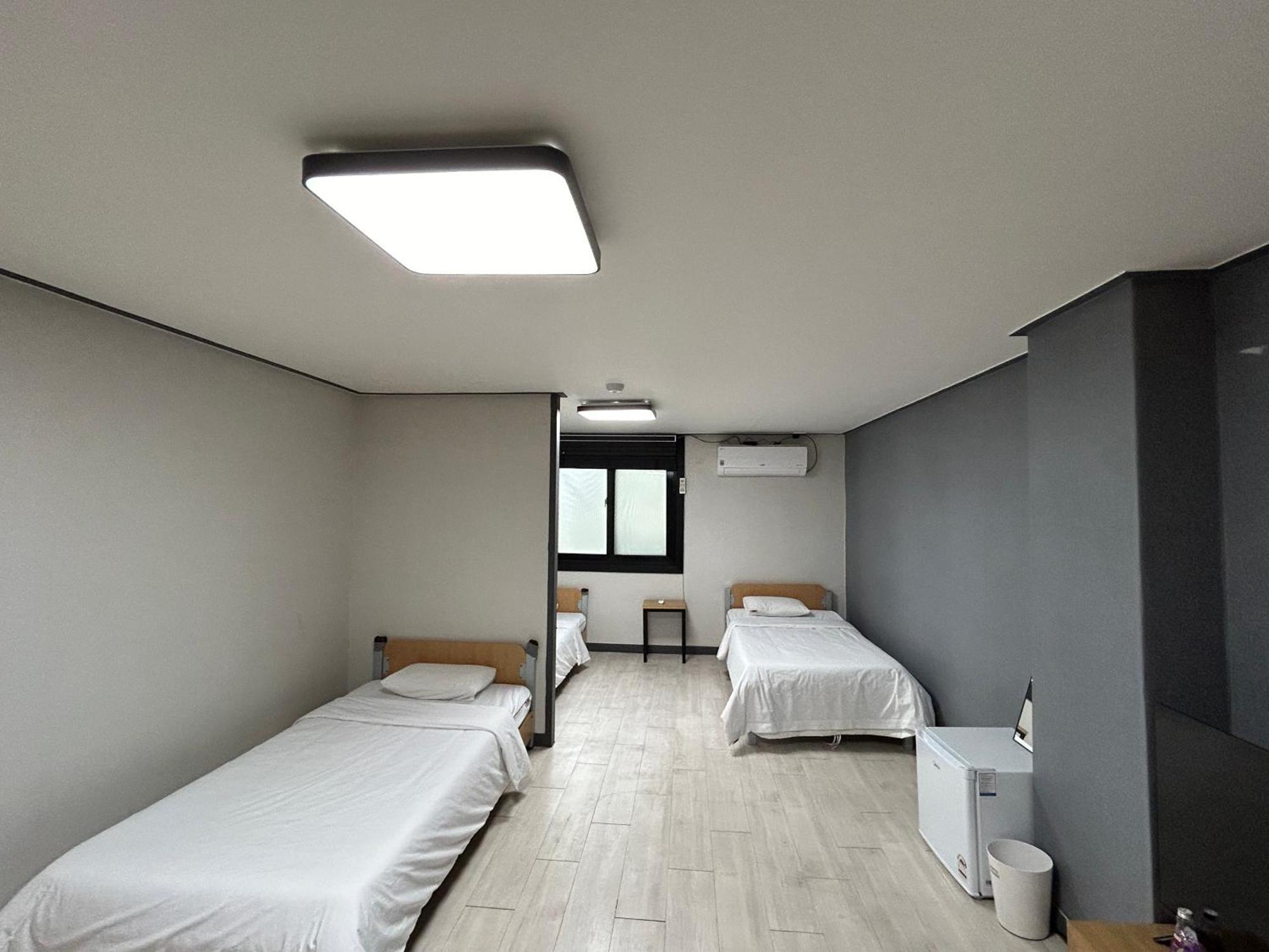 גאוז'ה Deluxe Motel חדר תמונה
