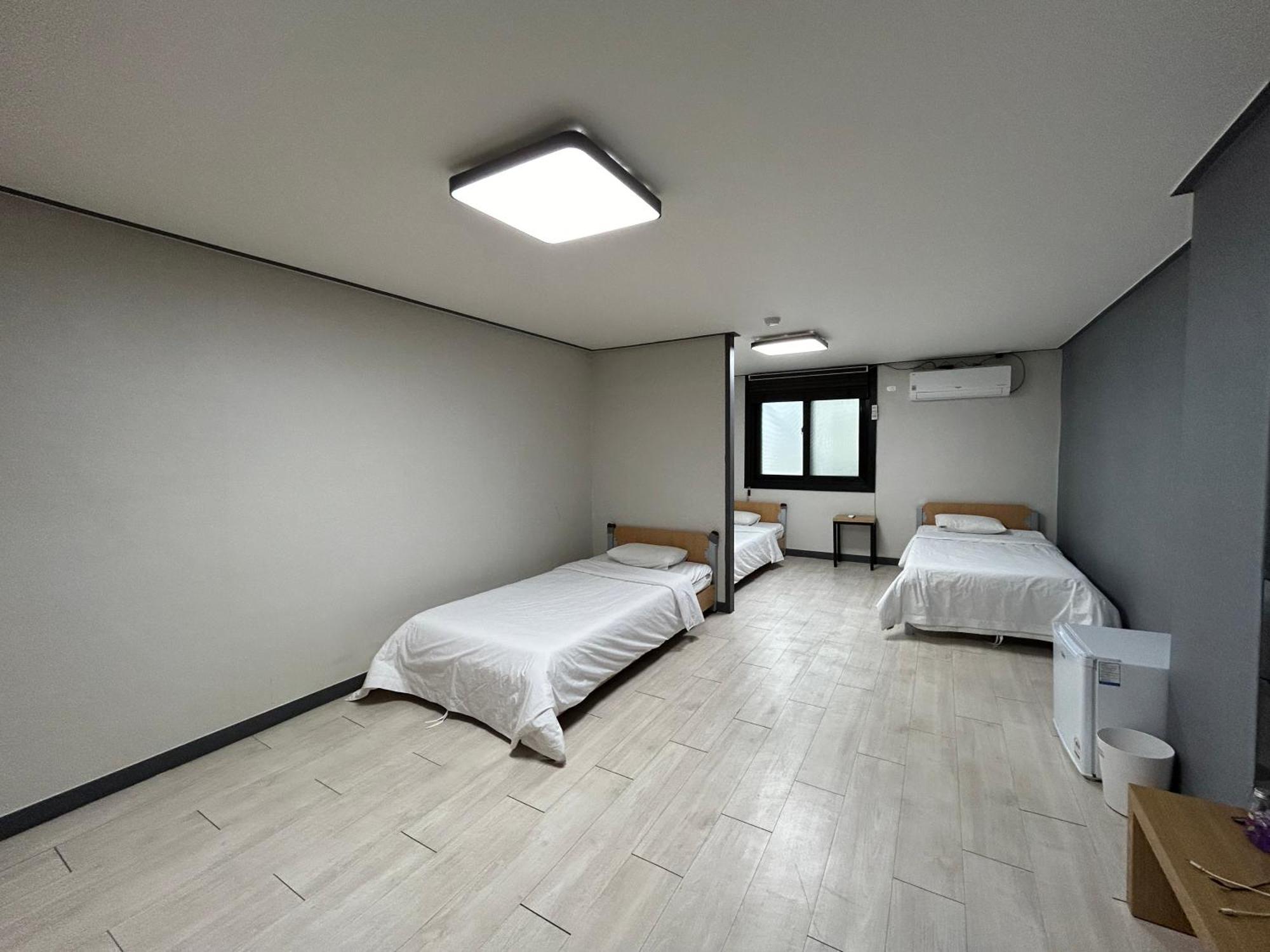 גאוז'ה Deluxe Motel חדר תמונה